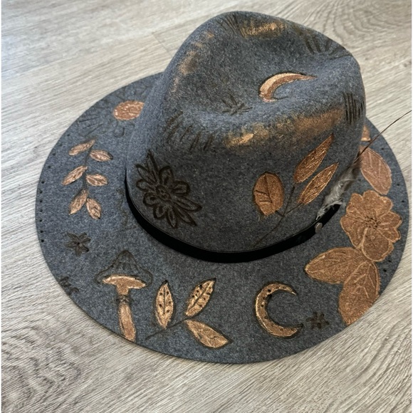 Wool felt Grey Hat,Painted,burned and heat etched.S - Picture 4 of 6